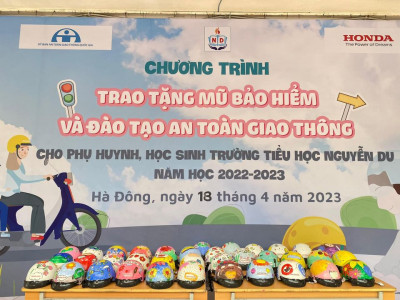 Chương trình "Trao tặng mũ bảo hiểm và đào tạo an toàn giao thông" năm học 2022-2023
