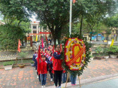 Dâng hương tại Bia tưởng niệm các anh hùng liệt sĩ