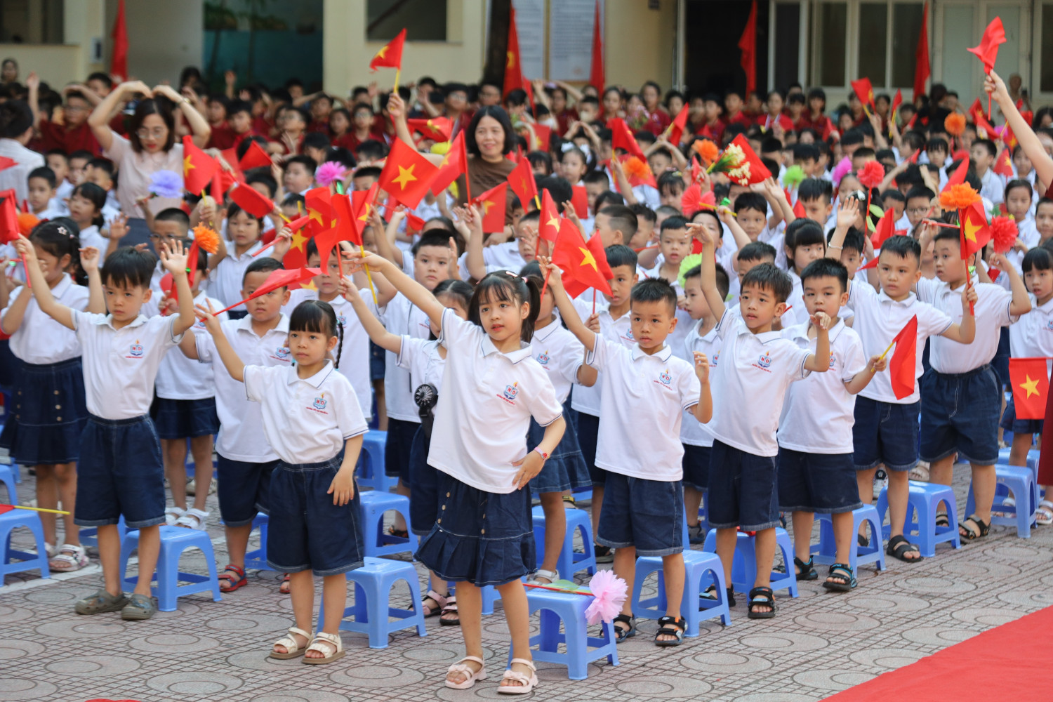 học sinh vẫy cờ và hoa